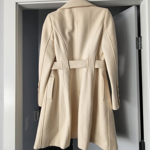 Guess missing button inside - Picture 2 of 2